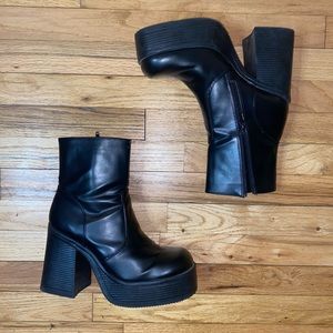 Black leather platforms shoes